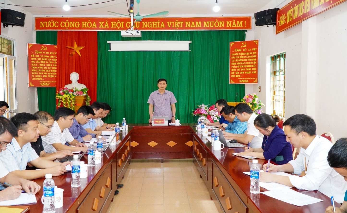 Bí thư Huyện ủy Phạm Văn Tú làm việc tại xã Sủng Trà