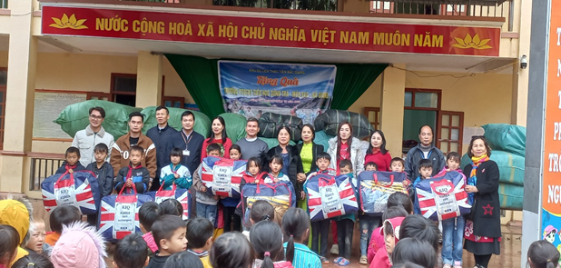 Đại diên Khu du lịch Suối Tiên Bắc Giang tặng quà tại Trường PTDTBT Tiểu Học Sủng Trà