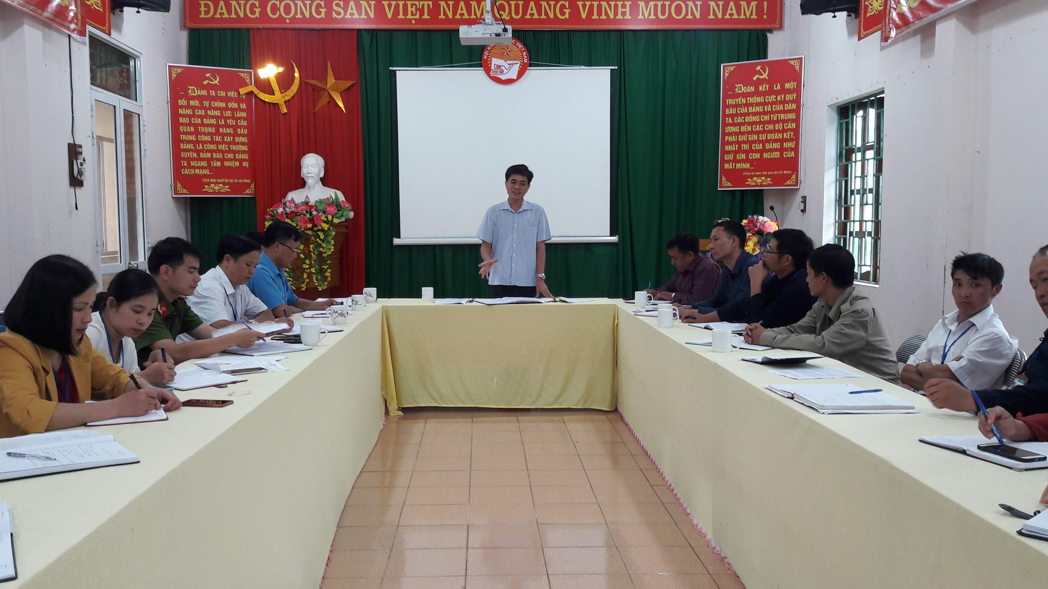 Đồng chí Phó Chủ tịch Liên Đoàn Lao Động tỉnh Hà Giang làm việc tại xã Sủng Trà
